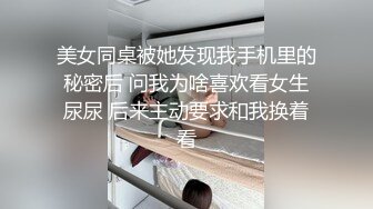 老哥约了两个妹子玩双飞，沙发脱光光调情上位骑乘后人猛操