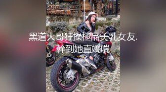 几个女人一起跳裸体热舞