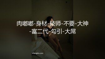 在她的醉鬼角色扮演中仰面躺着，在她的脸上抚摸着一根坚硬的公鸡。