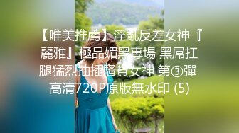 小县城公共厕所 后拍躲在里面抽烟的大屁股少妇