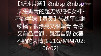 极品大奶少妇露脸激情大秀，道具真不少，AV棒摩擦骚穴浪叫呻吟，诱人的骚奶子，互动撩骚道具抽插叫的好骚