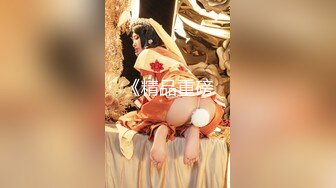 KTV偷拍漂亮的美女服务生 两腿夹的挺紧