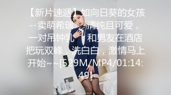 娇小的克洛伊得到了她的樱桃与大巧克力公鸡捣碎