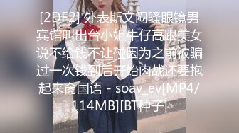 高颜值小妖家中展示身材