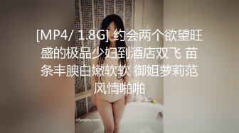 风骚少妇露脸被大哥无情蹂躏，大着大鸡巴疯狂往嘴里塞深喉口交，给骚逼屁股底下垫个枕头蹂躏草菊花干到崩溃