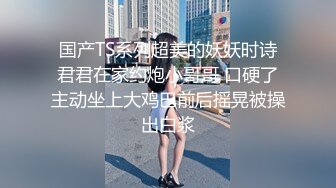 厕所偷窥丸子头黑丝美腿小姐姐嘘嘘