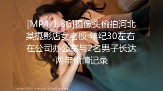 漂亮的小野模惜珊 受不了色魔摄影师和金钱的诱惑 而全裸掰b出境