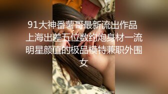 公交车上玩弄直男,直男为了不让女友发现,也不敢大声喝止 3_4