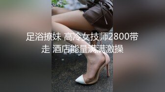 漂亮美女吃鸡啪啪 撅着屁屁被无套后入 操的很舒坦颜射吃精