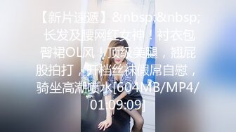 爬在天花板偷窥颜值不错的妹子在更衣间抹减肥霜