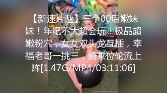 美妞一边吃着大鸡巴一边给蛋蛋按摩