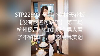 《极品CP❤️魔手外购》近景热闹商场女厕刁钻位置偸拍超多小姐姐方便还有制服女，能看脸又能看私处，半蹲式撅个大腚过瘾极了