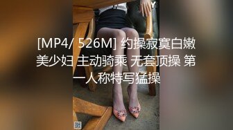 两个妹子直播抢着吃肉棒，被猛操不够还拿木棒自插穴穴