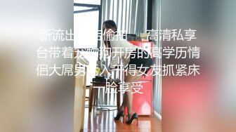 姐妹花露脸一起伺候大哥，丝袜情趣让大哥无套抽插轮流爆草，表情好骚，插了骚穴插菊花疼的乱叫，内射舔鸡巴