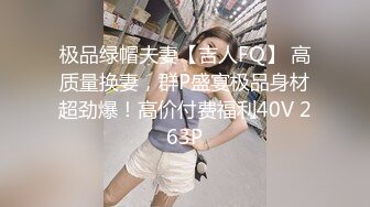 健身俱乐部女学员浴室偷拍教练洗澡换衣服30多岁的样子这身材保养的还真不错