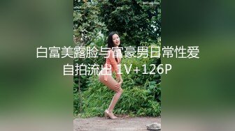 公交车站抄底不穿内裤的超短裙美女真心让人按捺不住啊