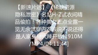 白皙漂亮的美女看见出差刚回来的男友突然开车接她下班,兴奋不已说：今天在车上玩玩吧.2人在马路边玩车震!