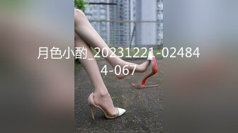 东北网红女神这蜜桃臀很是极品，脱掉内裤扭动，翘起屁股大屌插入，主动上下套弄，浴室洗澡自摸小穴