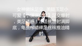 公司人都走完了以后,斯文帅气的小伙彻底放飞自慰,直接脱了裤子撸了起来