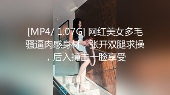 商场一路跟踪抄底短裙美女 可能BB有点痒痒挠的时候看到她的小嫩B了