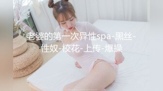 金发美艳人妖胸前纹身性感妖艳脱下小花裙自摸超长屌深深插入后门通并享受着