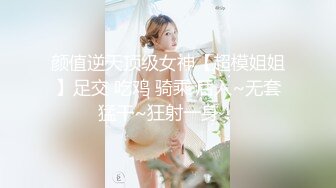 美艳小少妇露脸跟小哥激情啪啪直播，迫不及待的撸着大鸡巴，让小哥玩弄骚奶子抠逼