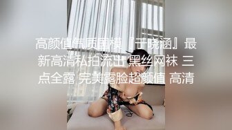 表姐的小骚穴一天不被操就发痒，清晨就勾引我浴室晨炮干一下，无套后入直顶花芯，直接内射中出