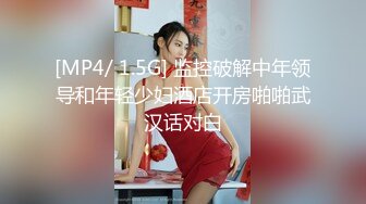 漂亮美女玩大黑屌吃鸡啪啪 被黑祖宗超大肉棒操的舒爽至极 也只能插入一半棒棒 这根乌黑大吊确实诱惑