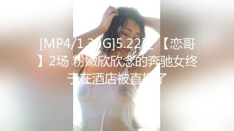 游泳回来路边草丛把熟女拖人草丛，草丛野战配上浪叫声太爽了