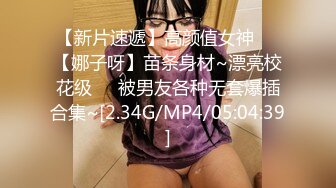 德国男女穿着工业风BT装对着BT美女嘴巴尿完还搞马桶刷搅一下，脑洞大开