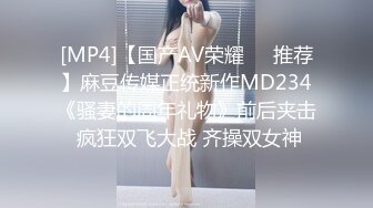 无套后入娇小妹子，大白屁股奶子很软