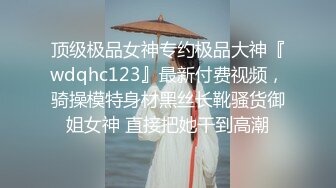 办公楼女厕全景偷拍套裙,美女的小嫩鲍