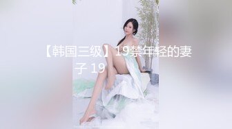 一个心烦意乱但仍然不成熟的可爱女孩在原始体内射精！