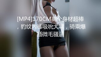 撅着屁股被草嘴的极品骚妇，全程露脸黑丝女仆诱惑，口交大鸡巴，被大哥后入抽插，激情上位抓的奶子疼好刺激