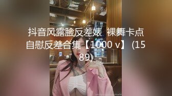 偷拍美女裙底风光 成都车展银色连衣裙细高跟极品美女，白色窄内 UR级反差骚货黑丝筒袜配情趣开档内裤