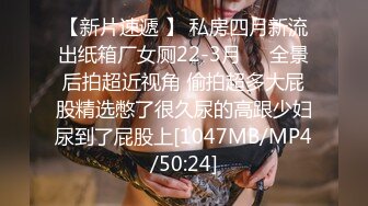 商场女厕连拍两位漂亮的小美女，好担心白衣妹把黑木耳扯下来