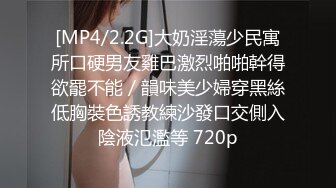 骚货开着门在床上吃鸡还不够刺激直接跪在门口 被巡楼的保安看到 骚货听到开门声有人来了舔的更卖力 可惜保安没停下加入战斗