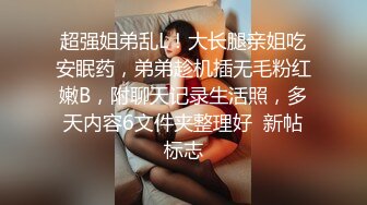 真实偸拍少妇与小青年激情造爱，少妇很满足赖赖唧唧嗲叫，小伙饥渴的像强J一样内裤不脱就进去了，少妇说干的我好爽