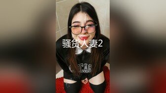 风骚女主播勾引孤寡老人操逼，老头操完口渴接尿喝