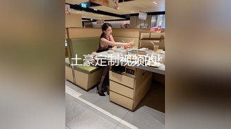 房东浴室窗外偷窥几个合租房打工妹洗澡有个机警妹对着窗外望差点被她发现180P高清版